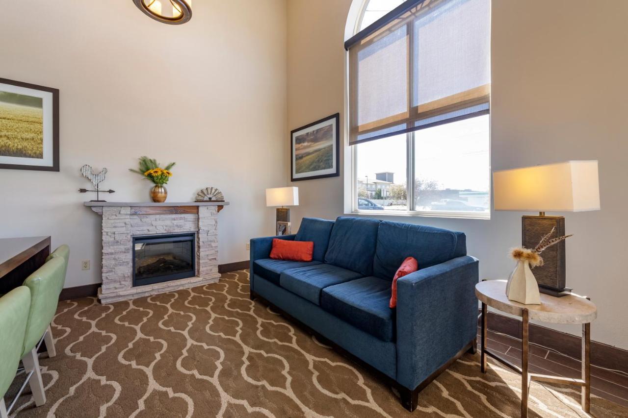 Comfort Inn & Suites Hays I-70 Εξωτερικό φωτογραφία