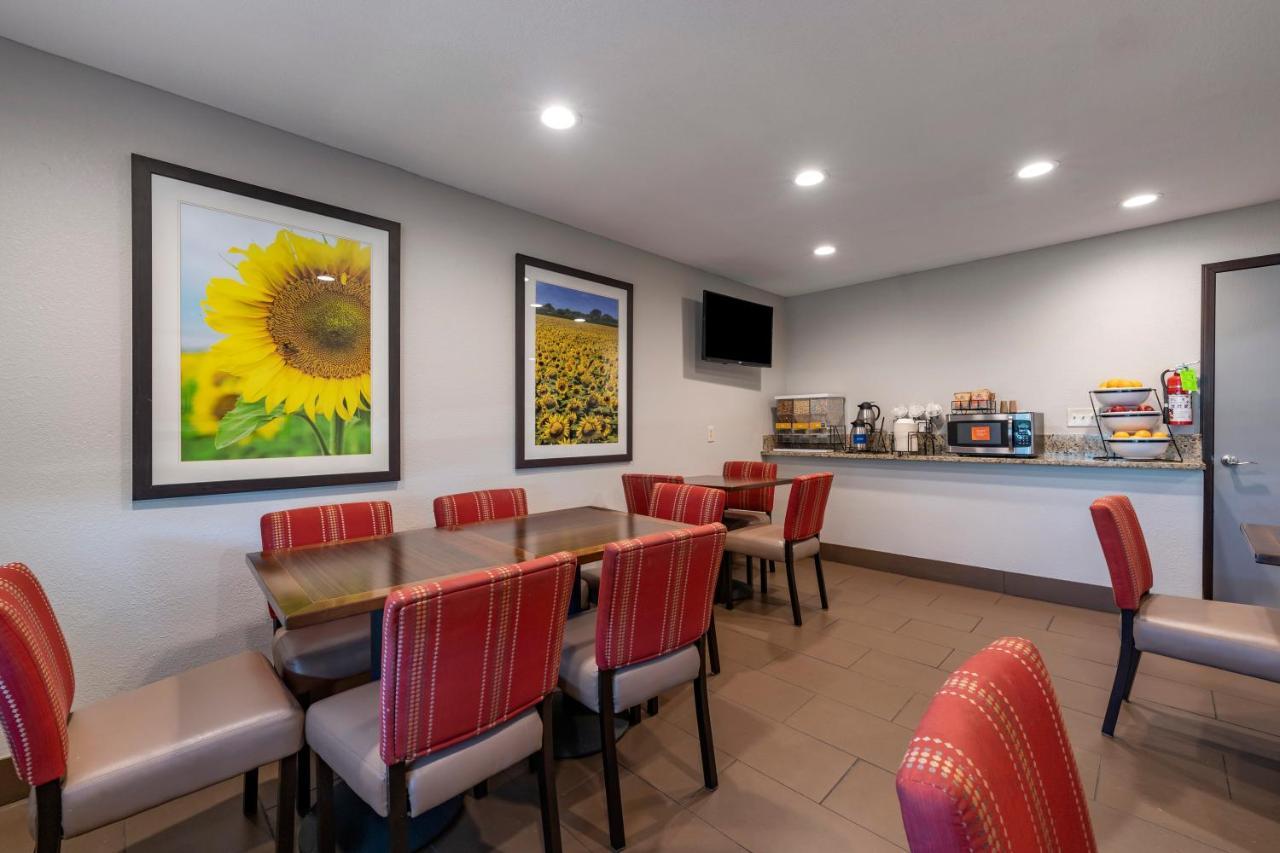 Comfort Inn & Suites Hays I-70 Εξωτερικό φωτογραφία